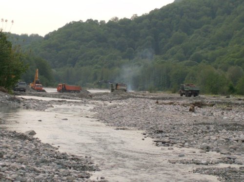 (2009.05.21) Незаконная добыча гравия в русле реки Шахе (г.Сочи)